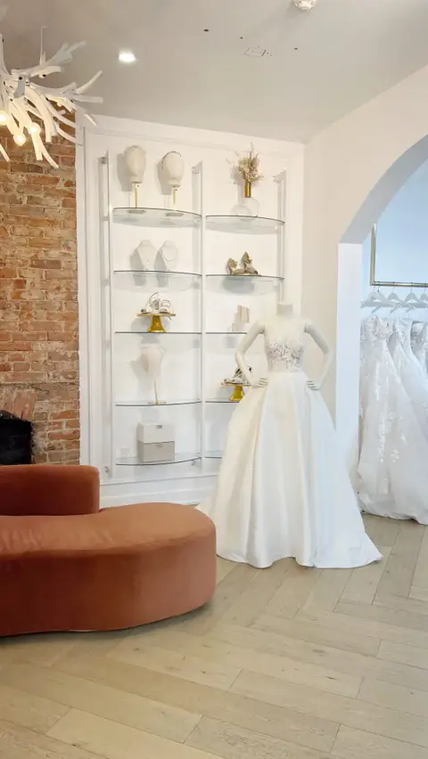 Sash + Bustle - Dresses / Boutique - Toronto, Ontario (photo 2)