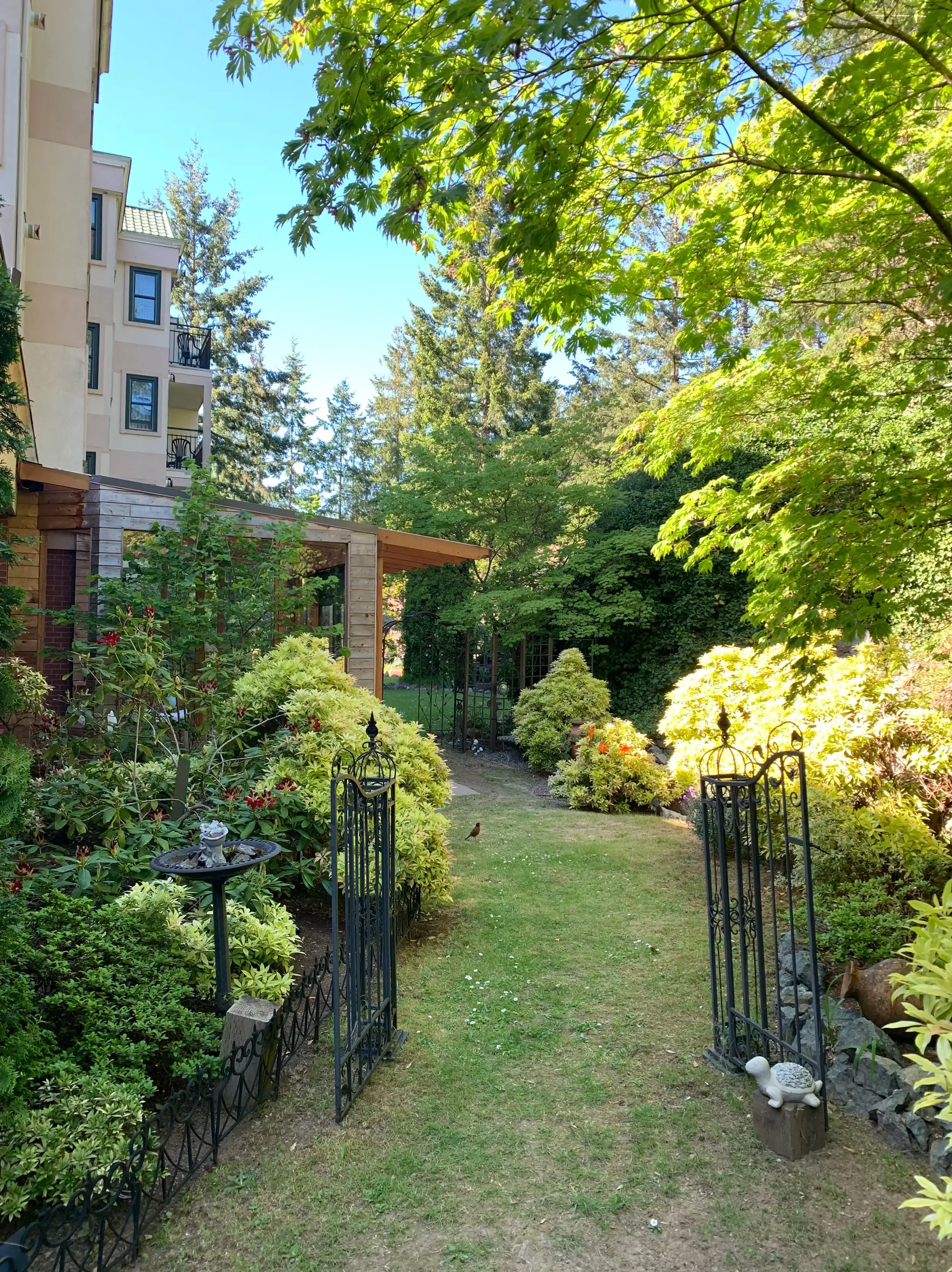 The Grand Hotel Nanaimo garden area for wedding ceremonies
